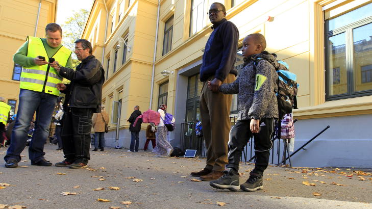 EVAKUERT: Adnan Adam sammen med pappa Adam Kojo  ved M�llergata Skole i i Oslo m� evakuere skolen etter at det er funnet Co2 apparater med eksplosjonsfare ved osloskolene. DSB advarte mot brannslukkerne allerede i august. Foto: Cornelius Poppe / SCANPIX