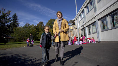 SJOKKERT: Klassekontakt Tjodunn Dyrnes henter s�nnen Storm  ved Hasle Skole. Hun er sjokkert over at farlige brannslokkingsapparater har hengt ved skolen i mange �r. Foto: Bj�rn Langsem / Dagbladet.