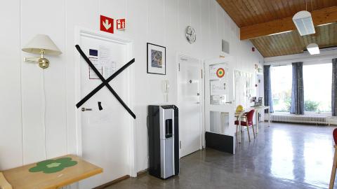 STENGT: Et av rommene p� Hasle skole der brannslukkingsapparatet oppbevares, er stengt av. Foto:Bj�rn Langsem/Dagbladet .