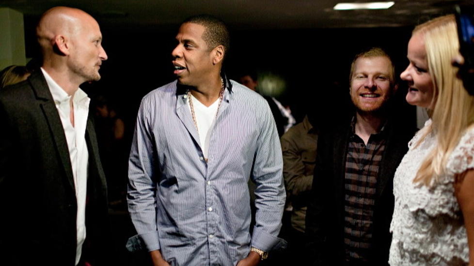 P� FEST: Her fester superstjernen Jay-Z med Stargate-produsent Mikkel Eriksen (t.v.), motegr�nder John Erling Vinnem og kona til Mikkel, Hege Fossum Eriksen. Foto: Johannes Wors�e Berg/Dagbladet