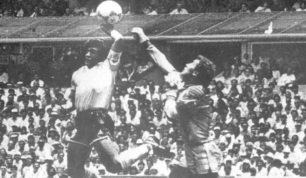 IKONISK BILDE: Diego Maradona bokser inn det ber�mte m�let mot England i VM-kvartfinalen i Mexico i 1986. Peter Shilton avsluttet landslagskarrieren for England i VM fire �r seinere, som 41-�ring. Foto: NTB SCANPIX ARKIV