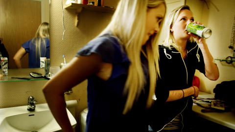 P� VORSPIEL: Med venninna Alice.