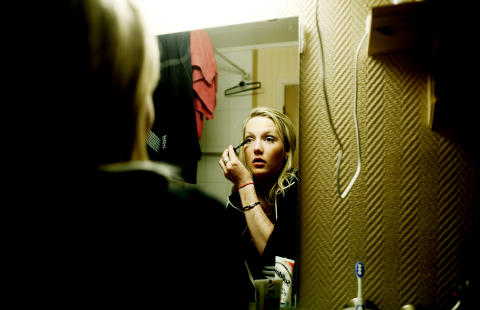 ENDELIG FREDAG: - Helgene er bare best, sier Anne mens hun sminker seg f�r helga setter inn for alvor.