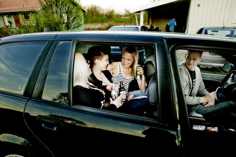 GLAD I VENNENE: - Helgene handler det om � sitte i en bil, feste, drikke, spille h�y musikk. Det kan godt hende at man drikker for � r�mme fra virkeligheten. Men det er ogs� mye lettere � snakke om ting n�r man har drukket.