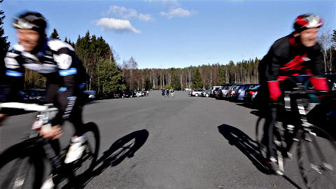 H�RFINT: Oksen fra Grimstad krysset m�lstreken noen centimeter foran konkurrent Almaas. Programlederen er glad det ikke var Knut N�rum han tapte for. Foto: Lars Eivind Bones/Dagbladet