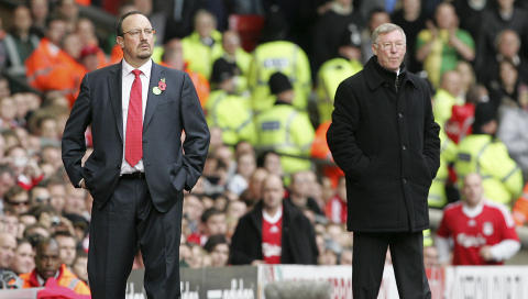 ISFRONT:  Rafael Benitez (t.v.) og Sir Alex Ferguson er ikke akkurat verdens beste venner. Foto: NTB Scanpix