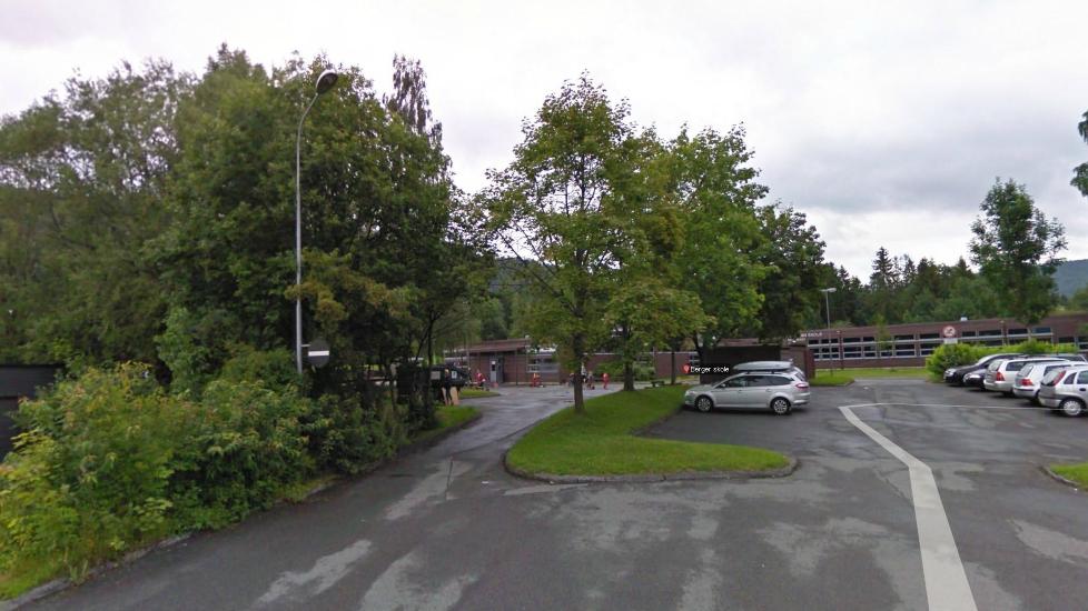 LOKKER SM�JENTER: I omr�det rundt avdeling Berger ved Rykkinn skole har en mann ved tre anledninger fors�kt � lokke med seg unge jenter. Politiet skal etterforske hvertfall �n av hendelsene. Foto: Google Street View