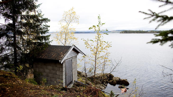 <b>PUMPEHUSET:</b> Dette er pumpehuset, hvor Breivik skjøt og drepte en rekke ungdommer. Vitnet løp fra kafébygget og mot dette huset.