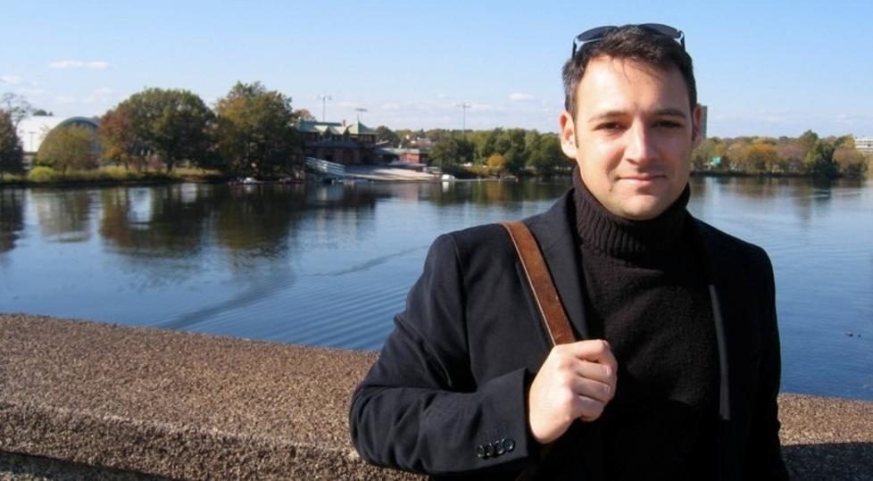 AMERIKANER: Derek B. Miller er amerikaner bosatt i Oslo. Debutromanen �Et merkelig sted � d�� har han skrevet p� morsm�let sitt, men den norske oversettelsen utgis f�rst. Foto: Cappelen Damm