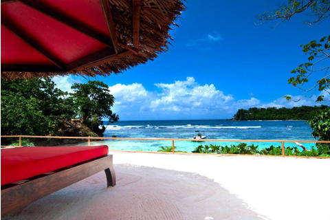 EGEN STRAND: Du bor midt i jungelen med et fantastisk strandomr�de helt for deg selv.