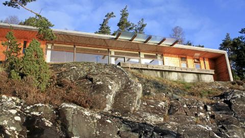 KUL KONTRAST: Den moderne Hardanger-hytta titter frem p� toppen av skrenten.  Foto: Haga Grov