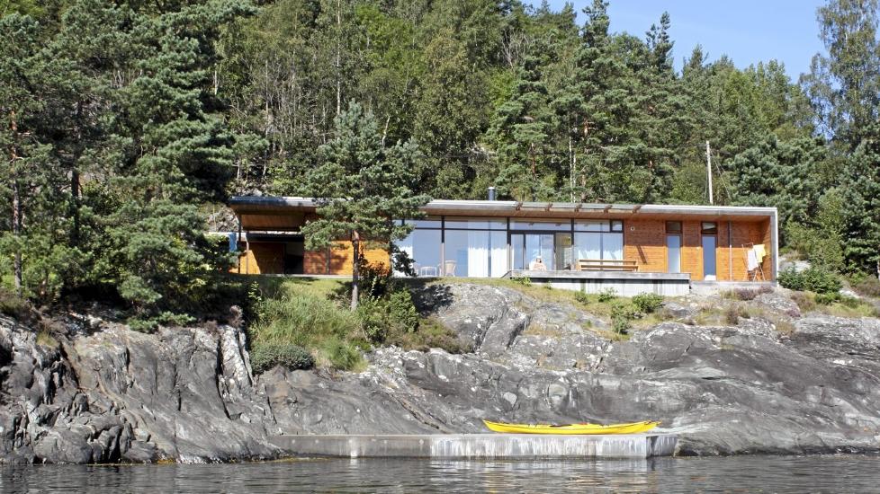 ET SMYKKE: Det ser ut som Hardanger-hytta dupper nesten i vannkanten. Den er 20 meter lang og 4 meter bred. Foto: Haga Grov