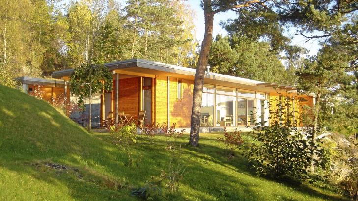 EN HARMONISK HELHET: Terrenget omkring hytta er ogs� med p� � gi hytta og stedet karakter.   Foto: Haga Grov