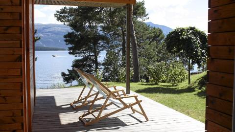 ET STED I SOLEN: Under dette beskyttende taket er det duket for et trivelig uteliv til langt ute p� h�sten.  Foto: Haga Grov