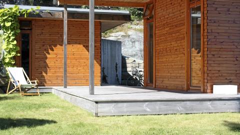 FLEKSIBELT: Det er godt � ha flere slike beskyttete plattinger n�r solen flytter p� seg.  Foto: Haga Grov
