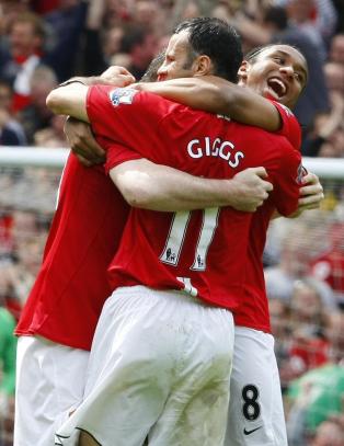 Giggs vil fortsette i United til 2013