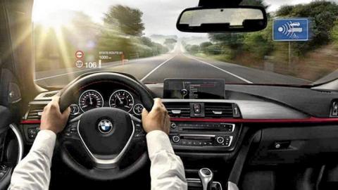 HEAD UP DISPLAY: F�rerassistanse- og sikkerhetsfunksjoner fra dyrere modeller tilbys ogs� 3-serie. Blant annet kan du f� et head up-display, der n�kkeltall eksponeres i farger p� frontruten. Foto: Produsenten