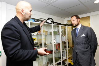 BESKYTTER: Kronprins Haakon i samtale med minesjef Per Nergaard i Norsk Folkehjelp i Oslo mandag ettermiddag. Kronprinsen er h�yeste beskytter for TV-aksjonen som i �r g�r til Norsk Folkehjelp. Foto: H�kon Mosvold Larsen / Scanpix