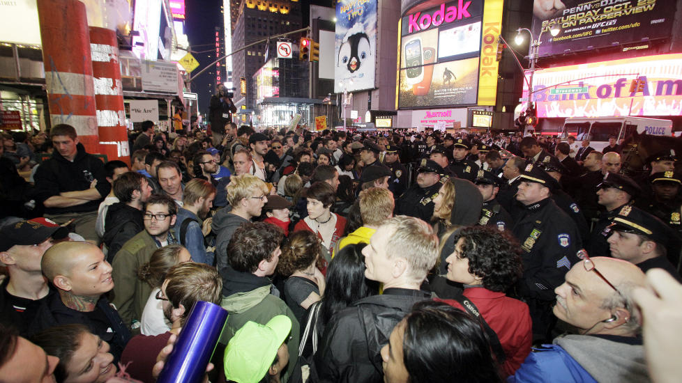 DEMONSTRANTER: Det ble sammenst�t mellom demonstranter og politi p� Times Square i New York i natt norsk tid. Foto: AP/David Karp/Scanpix