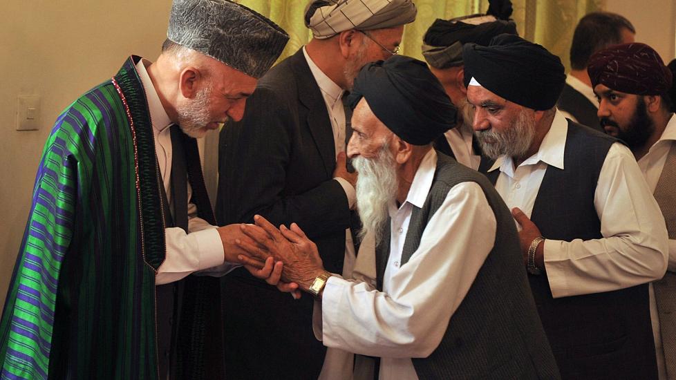 BEGRAVELSEN: En eldre sikh hilser p� Hamid Karzai under begravelsen av hans bror. Foto: EPA/MASSOUD HOSSAINI/Scanpix