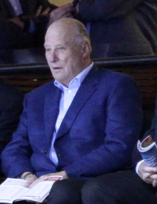 Kongen koste seg p� ishockeykamp