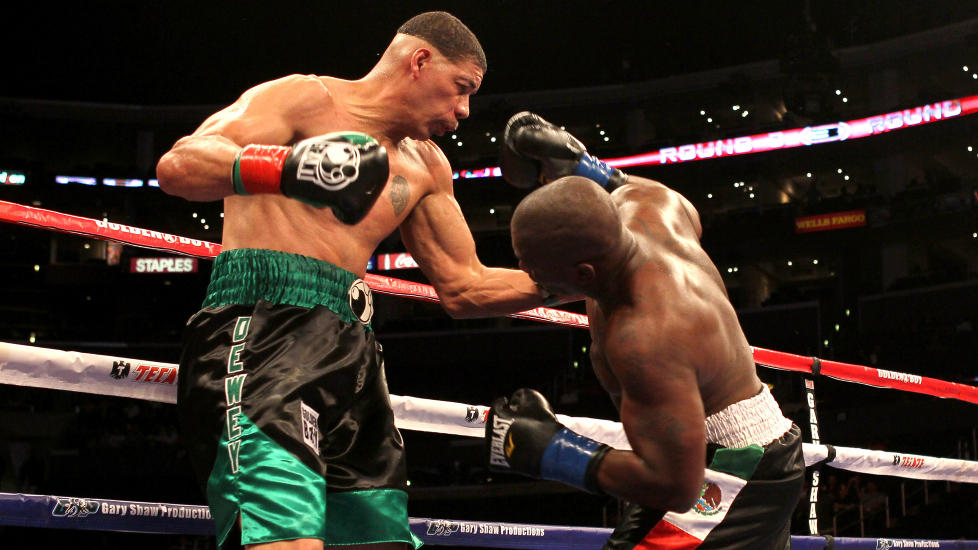 VANT: Dewey Bozella f�r inn et slag mot Larry Hopkins. Foto: Stephen Dunn/Getty Images/AFP/Scanpix