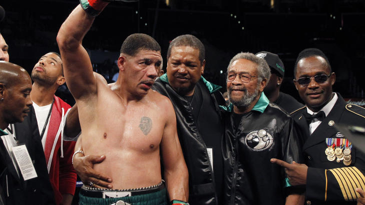 VANT: Dewey Bozella kunne strekke armen i v�ret, som vinner av kampen mot Larry Hopkins etter bare fire runder. Foto: REUTERS/Alex Gallardo/Scanpix