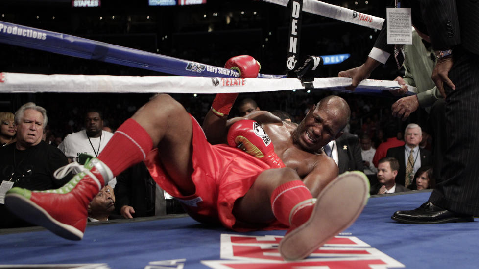 M�TTE AVBRYTE: Bernard Hopkins skadet skulderen da han falt. 46-�ringen hadde hoppet opp p� motstanderens rygg i en clinch, og Chad Dawson brukte skulderen til � kaste Hopkins baklengs i gulvet. Foto: SCANPIX/AP/Jae Hong