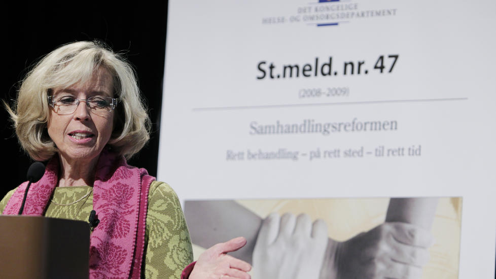 PRESSES:  H�yre-leder Erna Solberg mener helseminister Anne-Grete Str�m-Erichsen (Ap) m� vurdere om dagens ledelse i Helse s�r-�st er den rette n�r helseforetaket skal igjennom historiens st�rste omstillingsprosess i helsesektoren. Her holder helse- og omsorgsminister Anne-Grete Str�m-Erichsen innlegg under Samhandlingskonferansen 2010. Foto: Erlend Aas / Scanpix