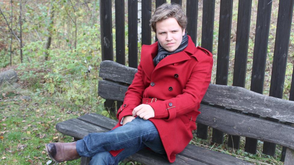 H�STPOET: Martin Stray Egeberg (18) ble feiret med kake i norsktimen da han igjen ble k�ret til m�nedens poet. Ogs� juryen gratulerer! Foto: Bj�rn Bergene
