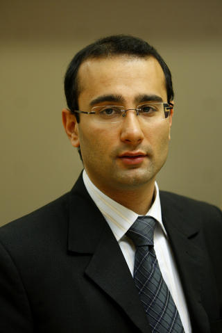 FORSVARER: Advokat Amir Mirmotahari representerer 21-�ringen som i morgen blir siktet for drapet p� Willy Brown. Foto: Erlend Aas / Scanpix