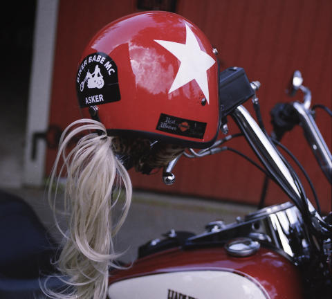 Blowin' in the wind: For ikke � slite p� sitt eget blonde h�r er det flere kvinnelige bikere som setter l�sh�r p� hjelmen, slik at de fremdeles har en blafrende hestehale i vinden.