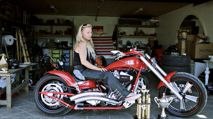 Lucky 13: Sjanett Kalleberg har vunnet mange priser for sin Harley Davidson. Hun kj�rte s�nnene til barnehagen bakp� sin f�rste sykkel..
Mottatt p pictures@dagbladet.no: 06.10.2011