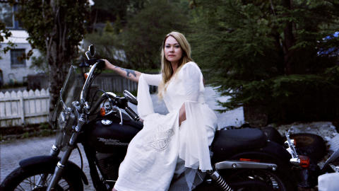 Harley Bride: Anne Grethe Klungervik ble gift i brudekjole med Harley Davidsonmerket brodert p�. En ekte bikerbabe gifter seg med en biker og sitter bakp� sykkelen hans fra vielsen til festen.