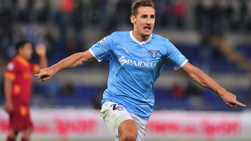 SATSER:  Miroslav Klose satser mot VM i 2014 for � sl� Ronaldo scoringsrekord. Foto: AFP PHOTO / ALBERTO PIZZOLI