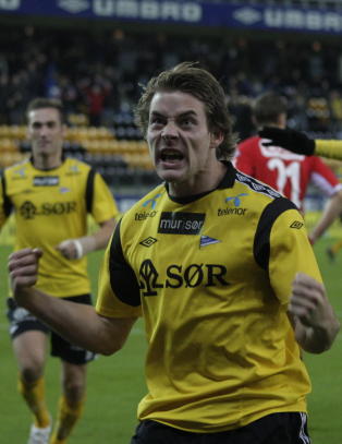 - Start begynner � se ut som et fotballag