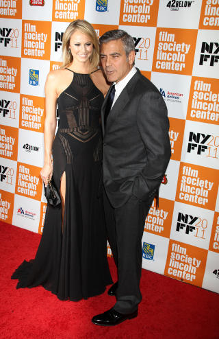 PENT PAR: Stacy Kiebler hadde p� seg en svart kreasjon med h�y splitt. Clooney kunne ikke tr� feil i sin gr� dress. Foto: Stella Pictures