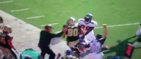 Her blir den uheldige NFL-treneren taklet