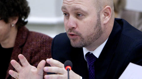 KRITISK: Anders Anundsen fra Frp stiller sp�rsm�lstegn ved Audun Lysbakken utdeling av selvforsvarspenger. Han mener ministeren m� gj�re rede for seg. Foto: Gorm Kallestad / Scanpix