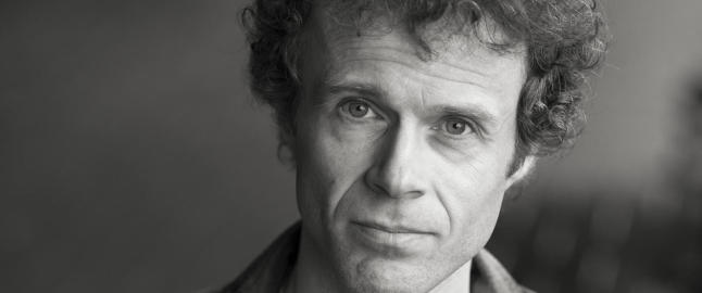 Lammet mann driver rundt