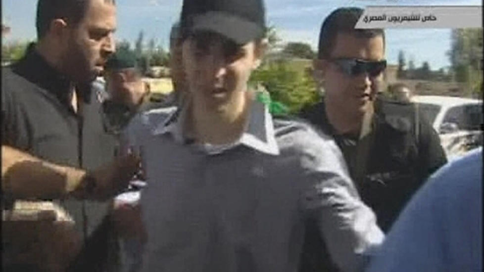 FRI ETTER FEM �R: Her er Gilad Shalit, som endelig er en fri  mann etter 1941 d�gn i fangenskap. Foto: Reuters/Egyptisk TV/Scanpix