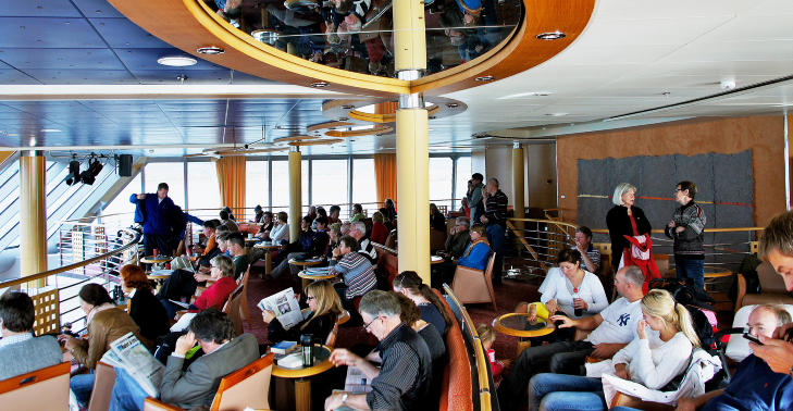 ROLIG: Slik er livet på Hurtigruten: Du lærer å slappe av. Foto: MORTEN STOKKAN ROLIG: Slik er livet på Hurtigruten: Du lærer å slappe av. Foto: MORTEN STOKKAN