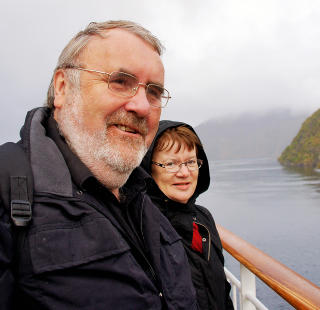 LIKER REISEMÅTEN: Hurtigruten er en utrolig fin måte å reise på, dersom du har god tid, sier NRK-journalist Lars Egil Mogård - her om bord på MS «Midnatsol» sammen med kona, Guri Midtgard. Foto: MORTEN STOKKAN LIKER REISEMÅTEN: Hurtigruten er en utrolig fin måte å reise på, dersom du har god tid, sier NRK-journalist Lars Egil Mogård - her om bord på MS «Midnatsol» sammen med kona, Guri Midtgard. Foto: MORTEN STOKKAN