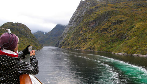STORSLÅTT: Turistene er imponert når MS «Midnatsol» er på vei inn i den trange Trollfjorden.Foto: MORTEN STOKKAN STORSLÅTT: Turistene er imponert når MS «Midnatsol» er på vei inn i den trange Trollfjorden.Foto: MORTEN STOKKAN