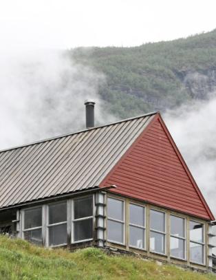 Stålbånd sikrer taket mot ville stormkast