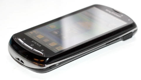 SMARTTELEFON: N�r tastaturet er skjult, ser Xperia Pro ut som en helt vanlig smarttelefon. Foto: Marius S. Elterv�g/Mobili.no