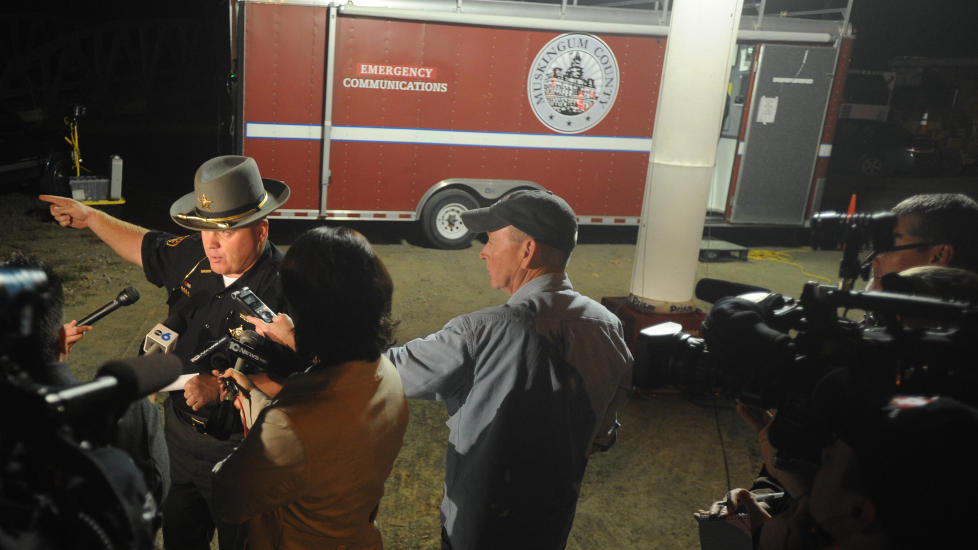 - DETTE ER ILLE: Sheriff Matt Lutz i Muskingum County pr�vde i natt � f� oversikt etter dyrehage-r�mningen. Foto: Trevor Jones / AP / SCANPIX