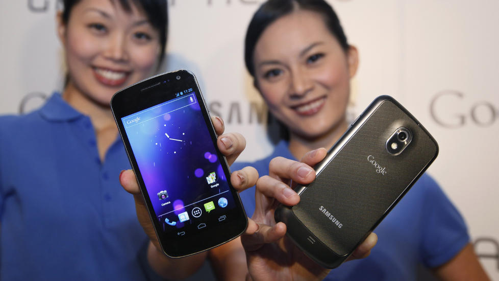 STOR OG NY: Samsungs nye mobiltelefon Galaxy Nexus kj�rer Android 4.0. Foto: AP Photo/Kin Cheung/Scanpix