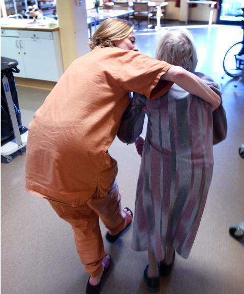 �KENDE BEHOV: Meldinger om underbemanning og uverdige forhold for de eldre er et stadig tilbakevendende tema. Etter mange �rs slit i eldreomsorgen sa hjelpepleier Anita Skarsb� (38) opp i 2002. Foto: Bj�rn Erik Rygg Lunde/Dagbladet