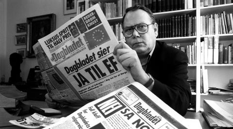 NEI TIL EU: Arve Solstad som sjefredakt�r i Dagbladet med Nei-til-EF-avisa fra 1972 og Ja-til-EF-avisa fra 1992. Foto: J�rn Harald Moen/Dagbladet